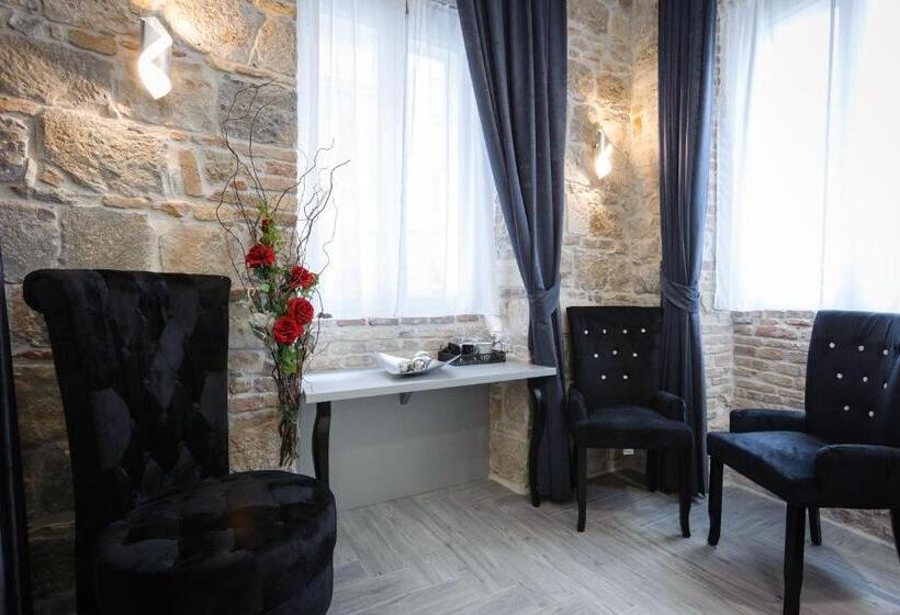 اتاق لوکس با تخت بزرگ, Irini Luxury Rooms