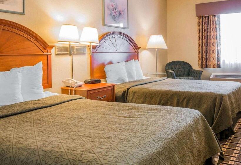 带2个双人床的标准工作室, Quality Inn Grand Rapids North
