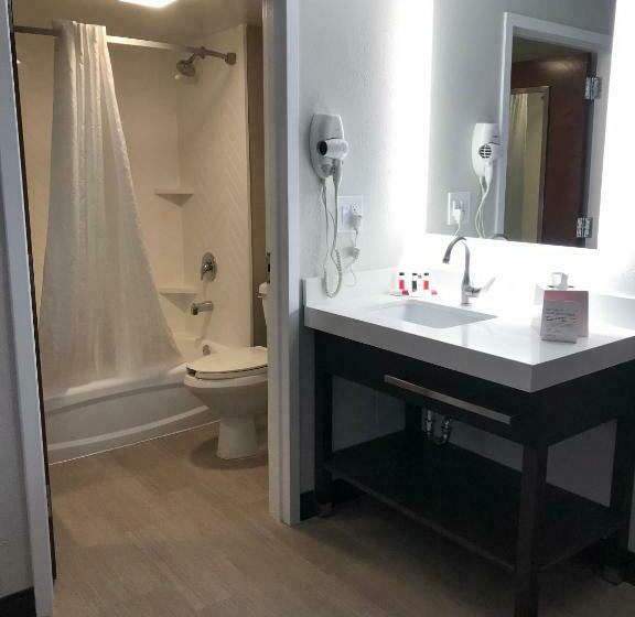 Люкс Deluxe Кровать Кинг, Ramada By Wyndham Suites Orlando Airport