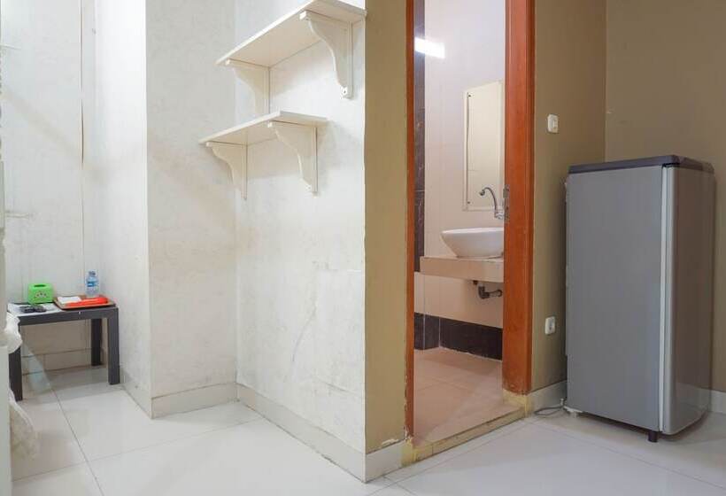 Номер Deluxe, Reddoorz Near Kemang Square