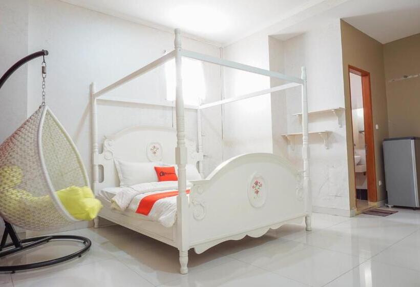Номер Deluxe, Reddoorz Near Kemang Square