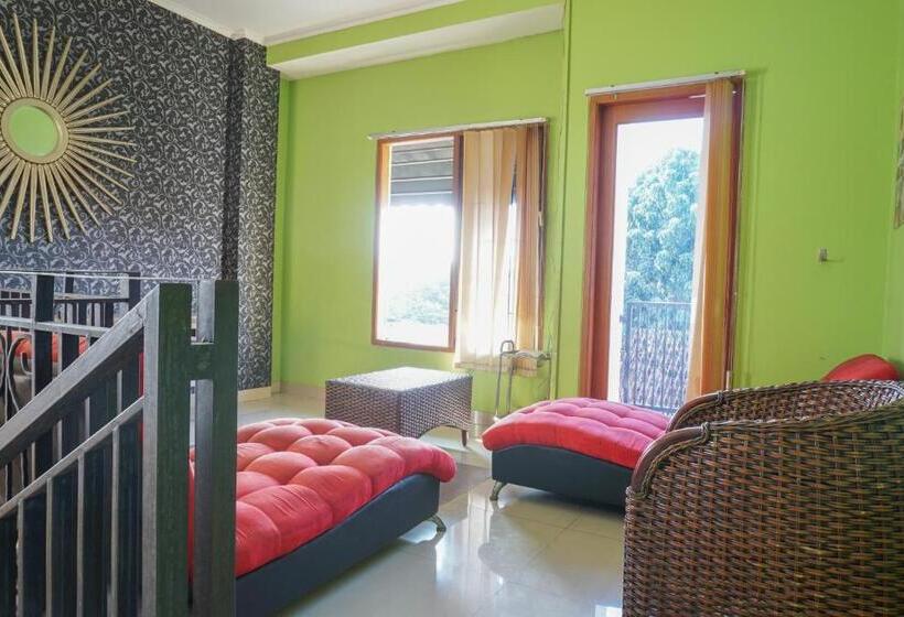 Люкс, Reddoorz Near Kemang Square
