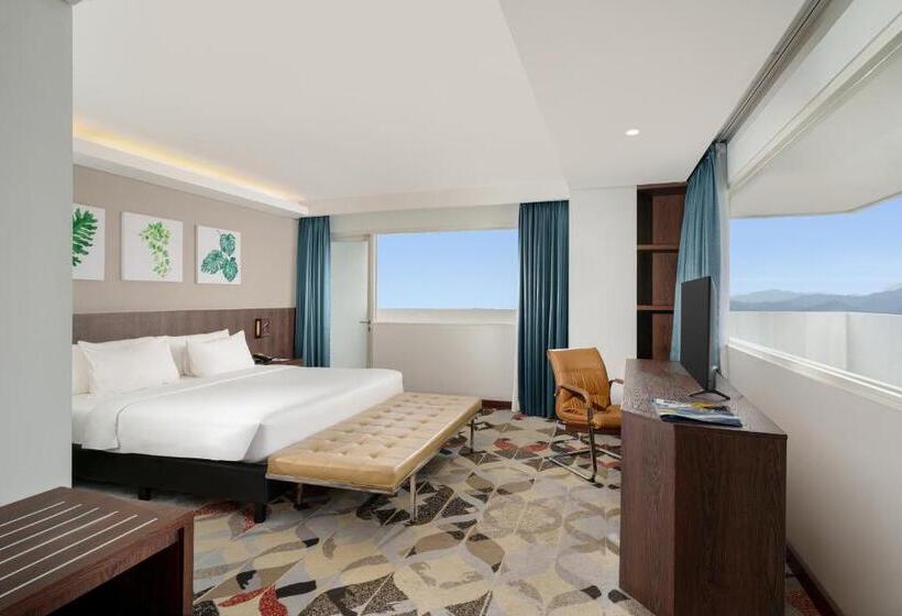 キングサイズベッドのエクゼクティブルーム, Golden Tulip Springhill Lampung