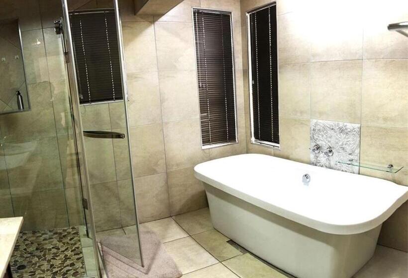 اتاق لوکس با چشم‌انداز استخر, Kroon Manor
