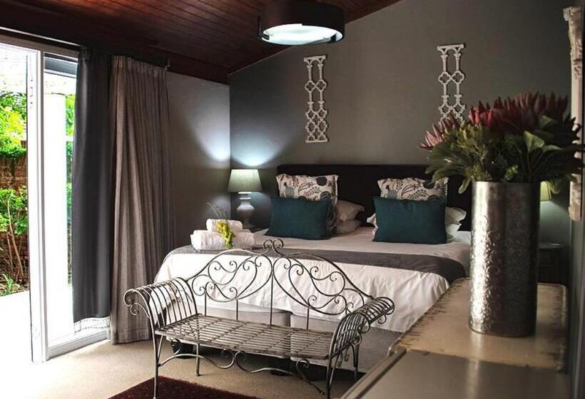 اتاق لوکس با چشم‌انداز استخر, Kroon Manor
