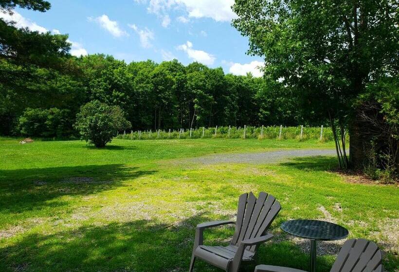 Люкс Вид на Бассейн, Auberge Du Vignoble Bromont