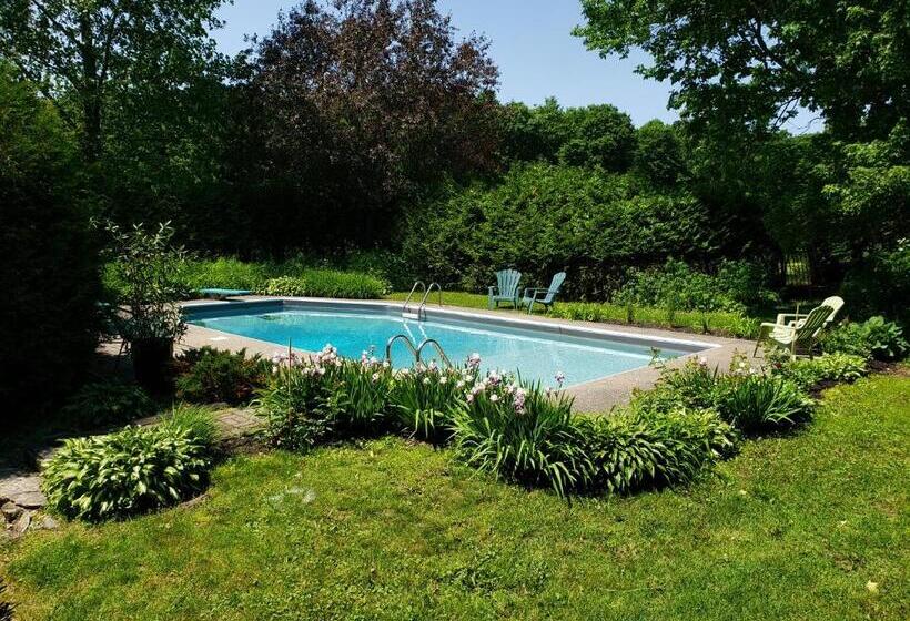 Люкс Вид на Бассейн, Auberge Du Vignoble Bromont
