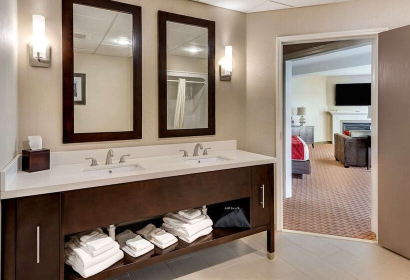 Президентский Люкс, Comfort Suites Chincoteague Island Bayfront Resort