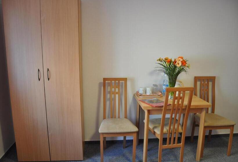 Номер Стандарт Трехместный, Hostel Děčín Na Skřivánce