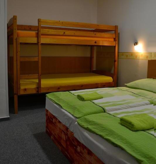 חדר סטנדרט לארבעה, Hostel Děčín Na Skřivánce