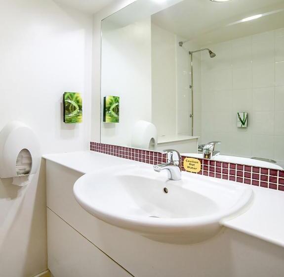 Четырехместный Номер Стандарт, Lakeside Haydock Hotel, St Helens