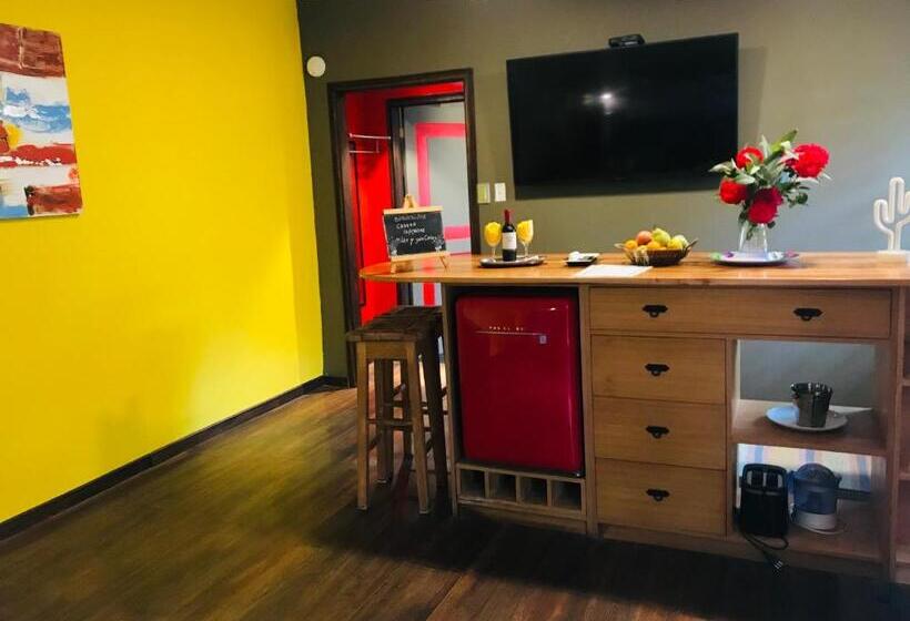 Люкс Вид на Сад, Strip Center Suites By Casona Lo Aguirre