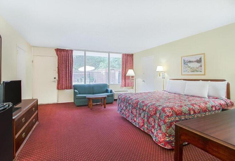 带大床的标准间, Days Inn By Wyndham Bristol Parkway