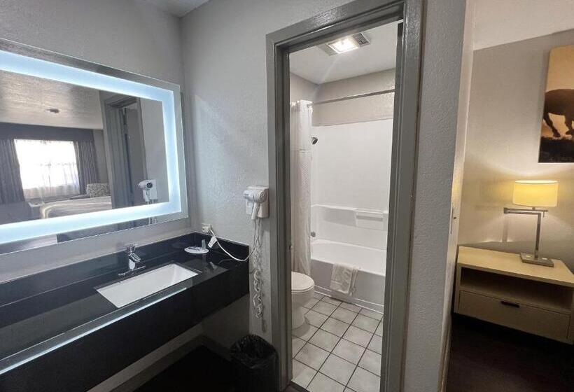 Стандартный Номер Кровать Кинг, Days Inn & Suites By Wyndham   Canton First Monday Trade Days