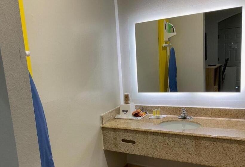 キングサイズベッドのスタンダードルーム, Days Inn By Wyndham Humble/houston Intercontinental Airport
