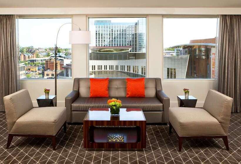 Suite met Kingsize Bed, Hilton Chicago/magnificent Mile Suites