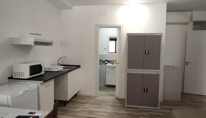اتاق استاندارد سه نفره, Palafox 23