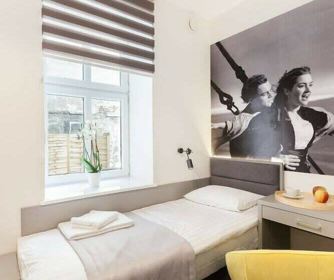 اتاق استاندارد, Cinema Hostel