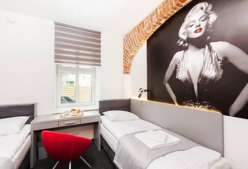 اتاق استاندارد با سرویس بهداشتی مشترک, Cinema Hostel