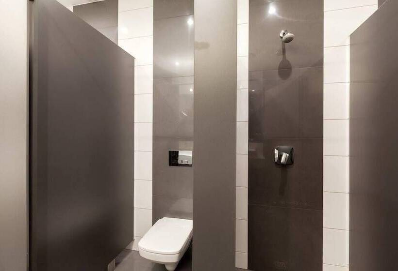 اتاق استاندارد با سرویس بهداشتی مشترک, Cinema Hostel