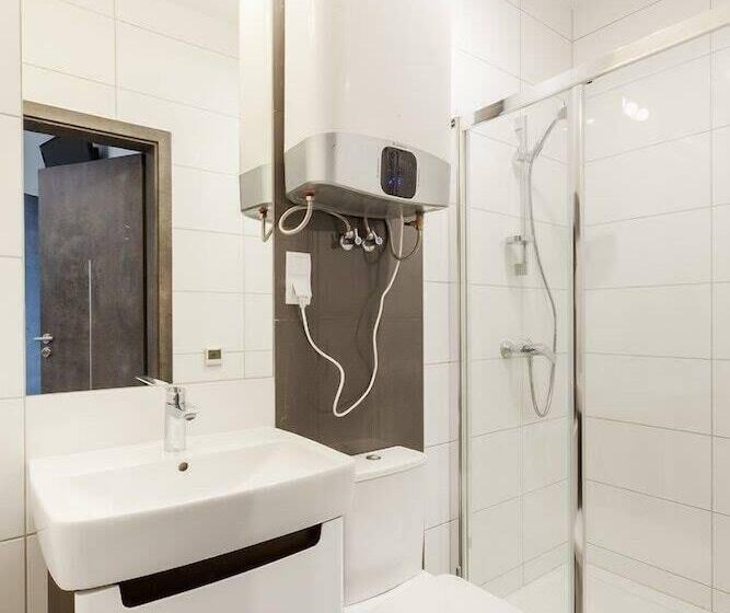 اتاق استاندارد سه نفره, Cinema Hostel