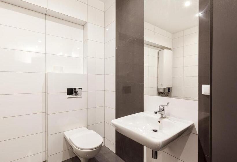 اتاق استاندارد با سرویس بهداشتی مشترک, Cinema Hostel