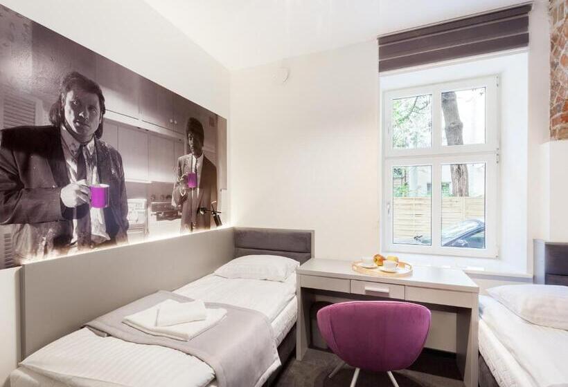 اتاق استاندارد با سرویس بهداشتی مشترک, Cinema Hostel