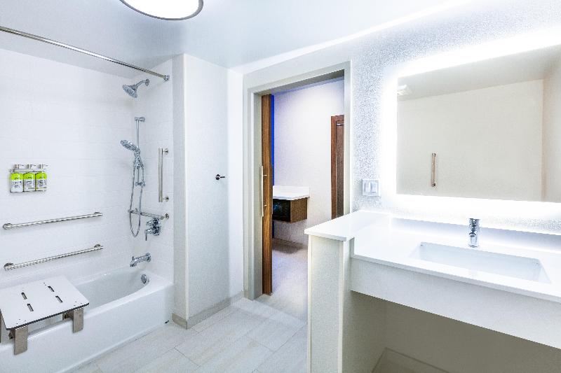 Номер Стандарт Адаптированный для Инвалидов, Holiday Inn Express & Suites   Tulsa Northeast   Owasso, An Ihg