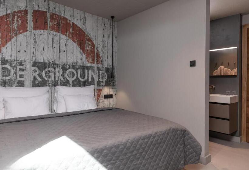 ２ベッドルームアパートメント, Going Triple A Apartments East