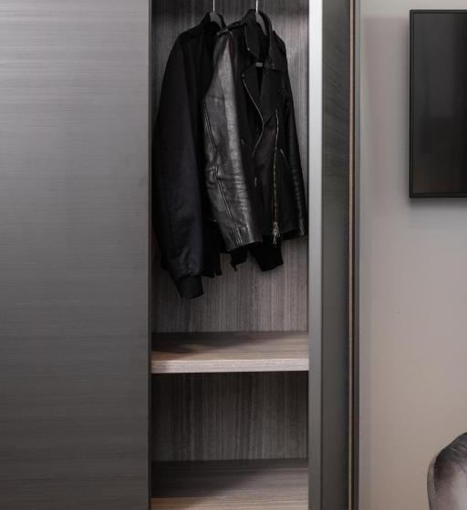 テラス付き１ベッドルームアパートメント, Going Triple A Apartments East