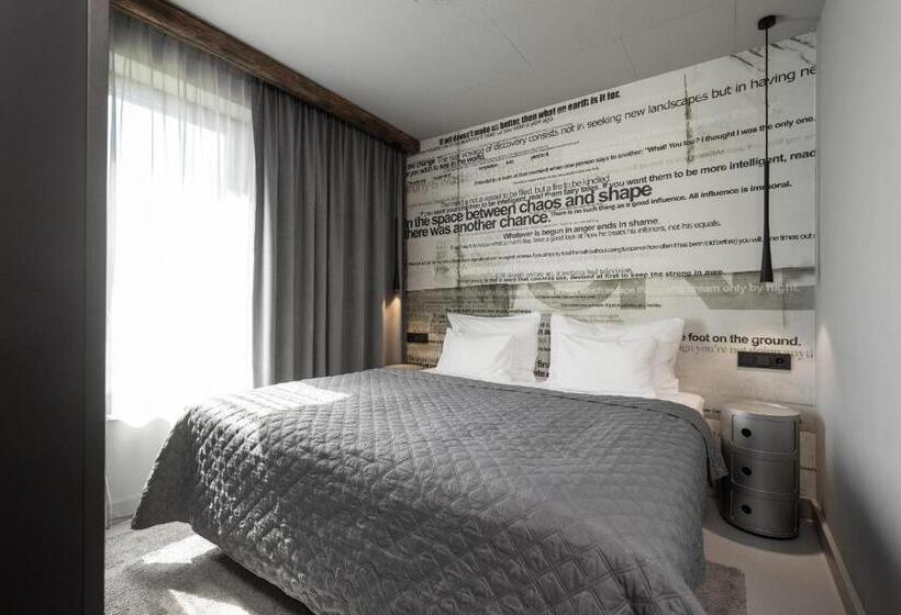 テラスつきの２ベッドルームアパートメント, Going Triple A Apartments East