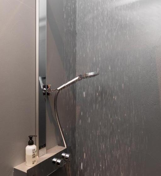 テラス付き１ベッドルームアパートメント, Going Triple A Apartments East