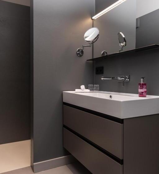 テラスつきの２ベッドルームアパートメント, Going Triple A Apartments East