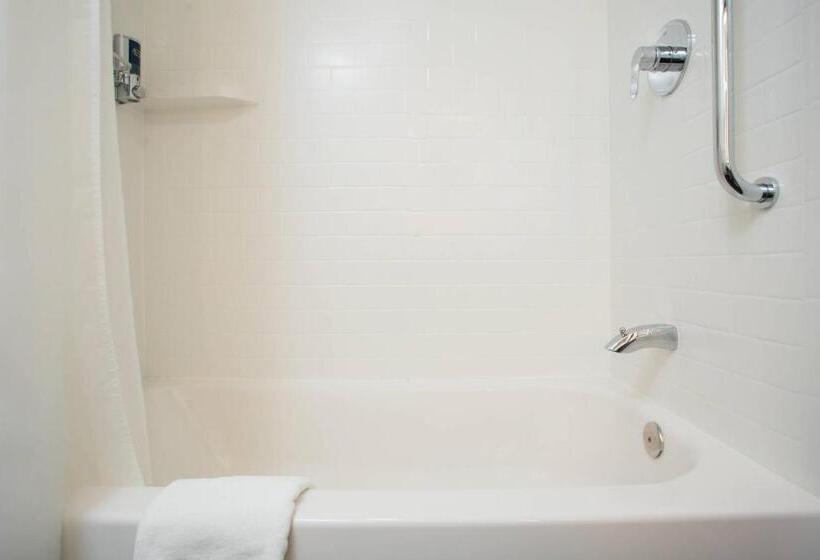 스탠다드 룸 풀장 전망, Four Points By Sheraton Eastham Cape Cod