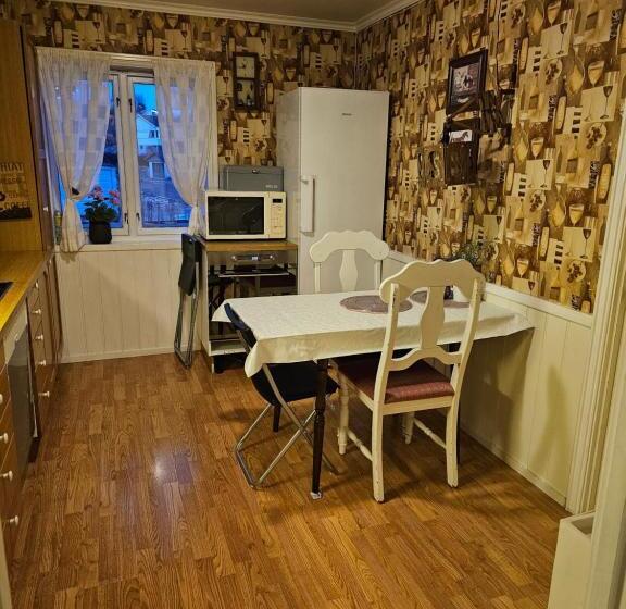 带共用浴室的标准房间, Guest House Karmøy