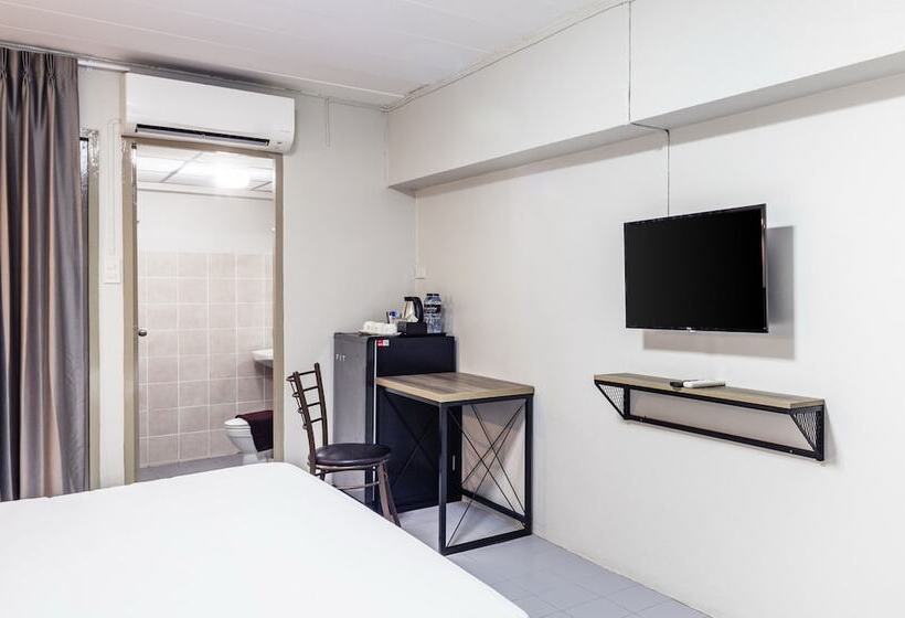 Семейный Номер, Livotel Express Hotel Ramkhamhaeng 50 Bangkok   No Parking
