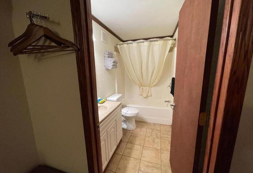 Люкс Повышенной Комфортности, Highland Court Motel