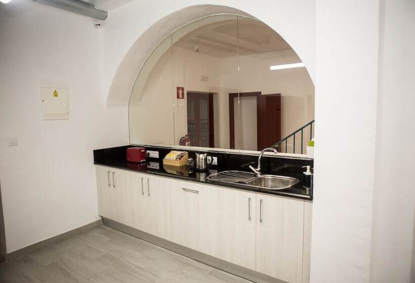 Кровать в Общей Комнате, Vivian S Guest House