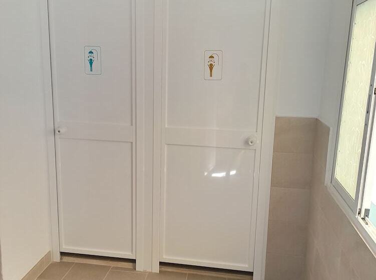 Кровать в Общей Комнате, Vivian S Guest House
