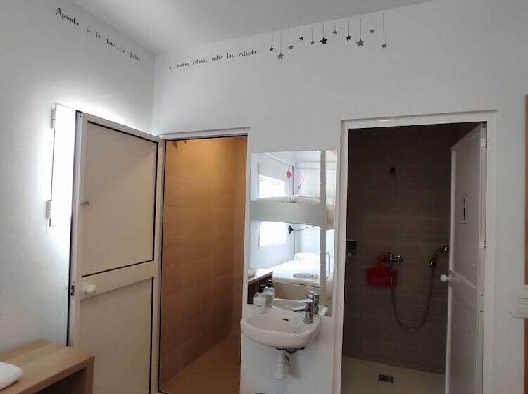 Семейный Номер, Vivian S Guest House