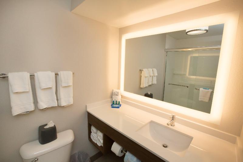 스탠다드 룸, Holiday Inn Express Hotel & Suites Madison, An Ihg