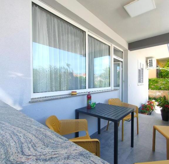 استودیوی استاندارد, The Nice Dreams Studio Apartment