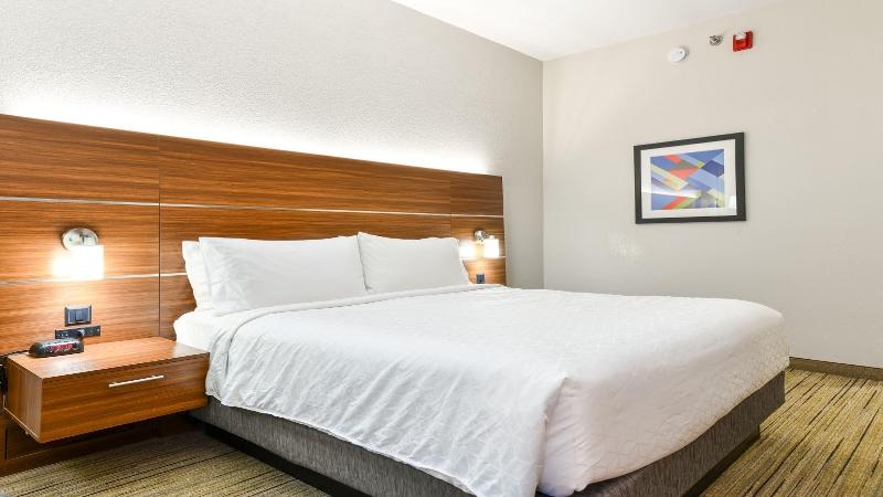 带大床的标准间, Holiday Inn Express Hotel & Suites Pigeon Forge, An Ihg