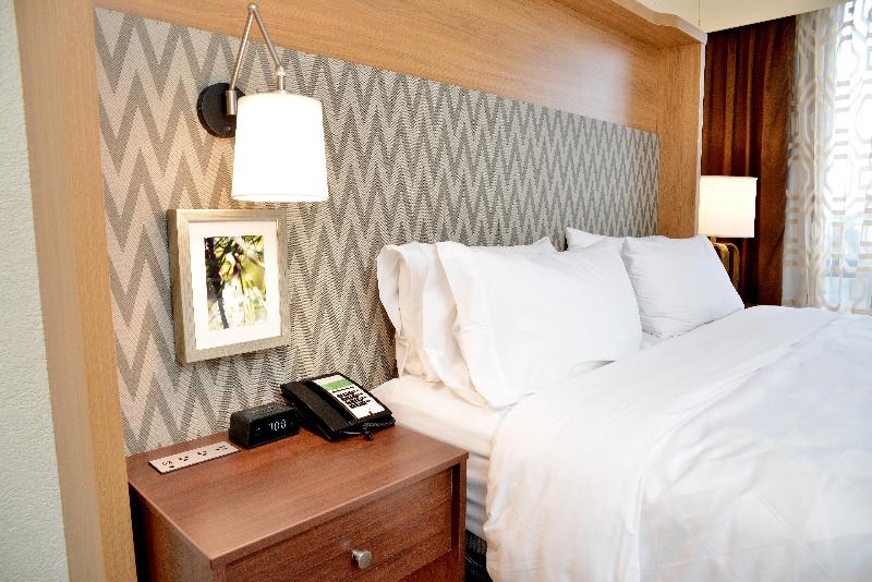 适合残疾人士使用的带超级大床的标准间, Holiday Inn Portland  I 5 S Wilsonville, An Ihg