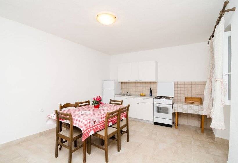 Апартаменты 3 Спальни Вид на Море, Apartments Božović