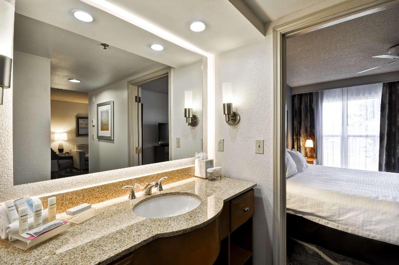 适合残疾人士使用的带超级大床的标准间, Holiday Inn Express & Suites   West Omaha   Elkhorn, An Ihg