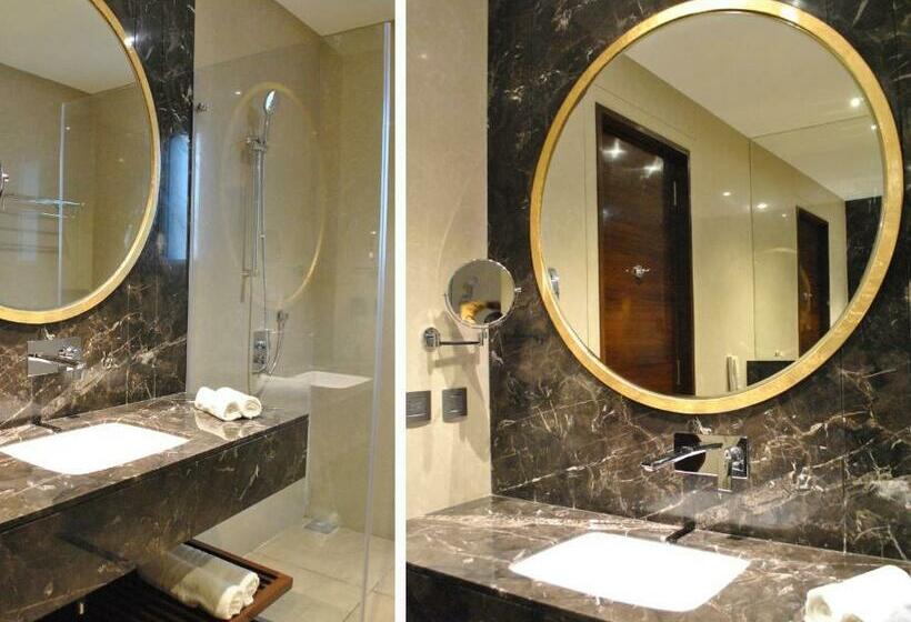 Люкс Кровать Кинг, Ramada By Wyndham Gandhidham Shinay
