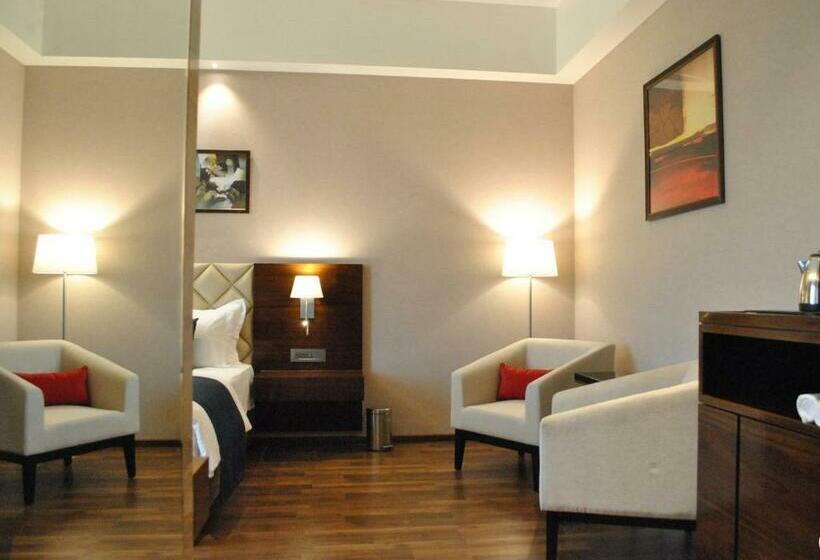 Номер Superior Кровать Кинг, Ramada By Wyndham Gandhidham Shinay