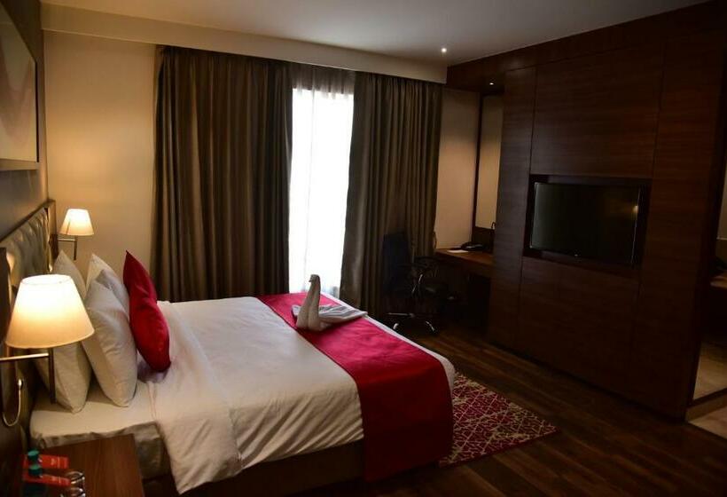 장애인용 디럭스룸, Ramada By Wyndham Gandhidham Shinay