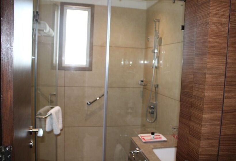 Номер Deluxe, Ramada By Wyndham Gandhidham Shinay